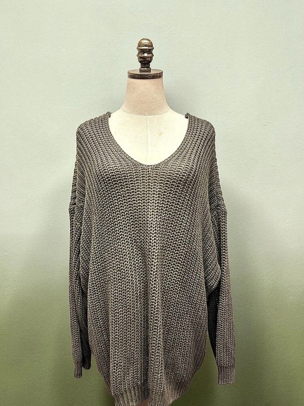 *Like new* Grace & Lace V-Neck Sweater in Green Size Small Like New
